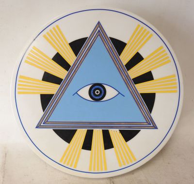 une image représentant une assiette décorative ornée d'un œil qui voit tout