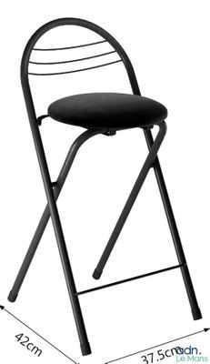 la hauteur d'une chaise pliante avec une assise noire