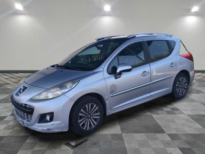 une voiture argentée garée dans un garage au sol en damier
