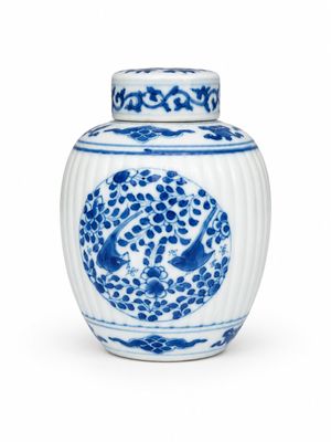 pot à gingembre bleu et blanc orné d'un motif de poissons