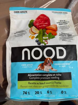 un sac de croquettes pour chien avec le visage d'un chien dessus