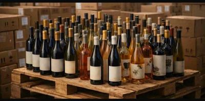 de nombreuses bouteilles de vin posées sur une palette en bois