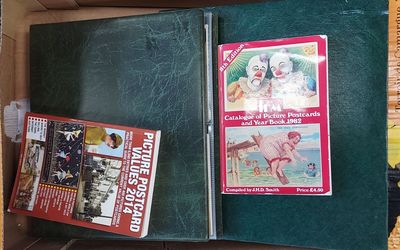 deux livres dans la boîte posée sur la table