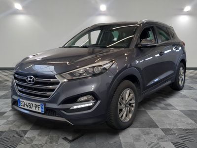 vue de face d'un SUV gris garé sur un sol à damier