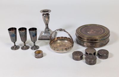 beaucoup d'objets en argent qui se trouvent sur la table