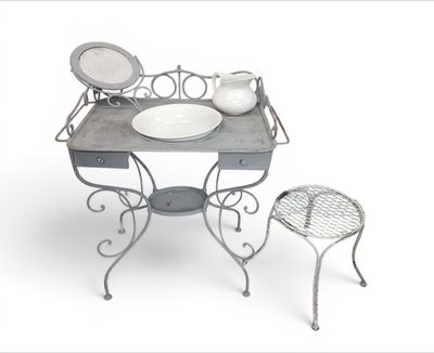 une petite table sur laquelle se trouve un bol, ainsi qu'une chaise