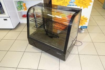 SUR DESIGNATION : Une petite vitrine réfrigérée horizontale …