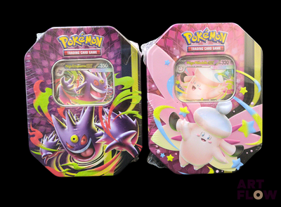 Deux boîtes de jouets Pokémon sont posées côte à côte sur un fond noir.