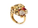 un gros plan sur une bague en or ornée d'un léopard en diamants rouges et noirs