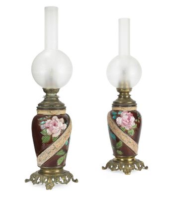 une paire de lampes anciennes en verre ornées de motifs floraux