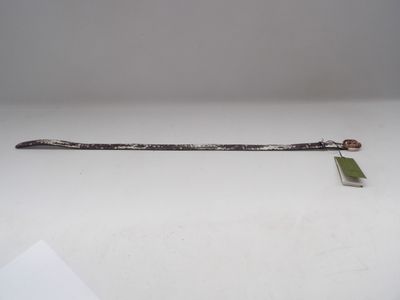 gros plan d'un objet métallique sur une surface blanche