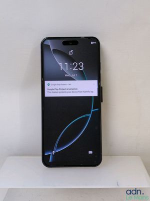 un gros plan d'un téléphone portable posé sur une table blanche