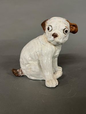un petit chien en céramique posé sur une table
