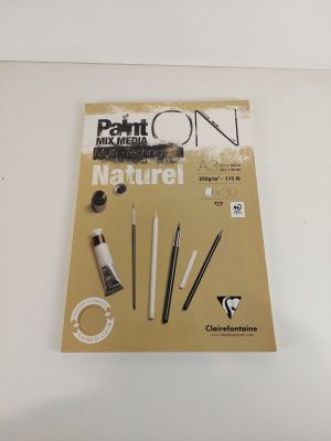 le contenu d'un kit de peinture est disposé sur une table