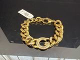 bracelet en chaîne d'or avec fermoir en forme de cœur serti de diamants