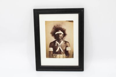 Photographie d'un chef des Iles Salomon par Burton Brothers …