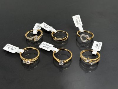 un lot de cinq bagues en or et diamants