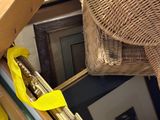 un sac en osier marron posé sur une pile de photos encadrées
