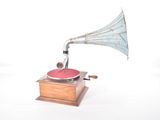 un gramophone à l'ancienne, avec un socle en bois et un disque rouge