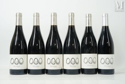 six bouteilles de vin sont alignées sur une table
