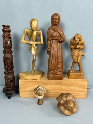 tout un tas de figurines en bois posées sur une table