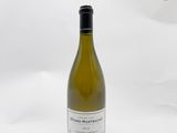 une bouteille de vin posée sur une table