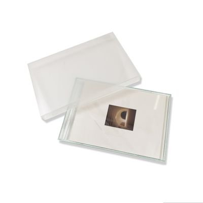 une photo d'une photo dans une boîte transparente posée sur la table