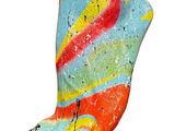une sculpture représentant une chaussette colorée posée sur un bloc noir