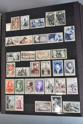 une photo d'une collection de timbres exposée dans un coffret