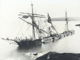 une photo en noir et blanc d'un bateau dans l'eau