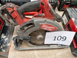 un grand nombre d'outils posés sur une table