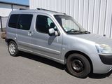 La camionnette argentée est garée sur le bord de la route.