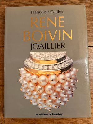 la couverture d'un livre ornée d'un bouquet de perles