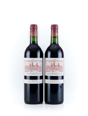 deux bouteilles de vin rouge posées l'une à côté de l'autre sur une surface blanche