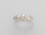 une bague en diamant de trois stones