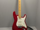 Guitare électrique Fender Stratocator avec étui et sangle