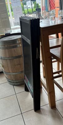 une table et des chaises dans un restaurant équipé d'une cave à vin