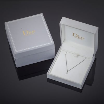 attribué à CHRISTIAN DIOR. Collier en or gris 750°°° retenan…