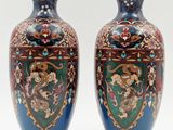 deux vases posés côte à côte sur une surface blanche