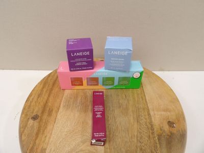 trois boîtes de baies de baies posées sur une table en bois