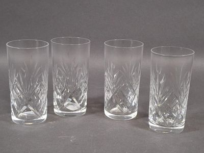 quatre verres sont alignés sur une surface grise
