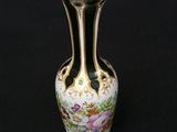 un vase posé sur une surface noire