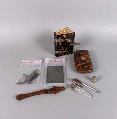 Lot d'objets de vitrine composé d'un missel et étui en écail… - Photo 1