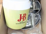 une boîte remplie de verres vides posée par terre