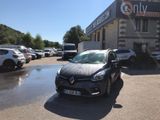 des voitures garées sur un parking situé devant un immeuble devant lequel se trouvent de nombreuses voitures garées