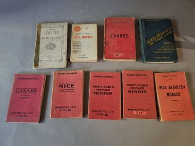 Plusieurs vieux livres sont alignés sur une table