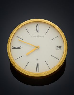 une horloge en or avec des chiffres romains sur le cadran
