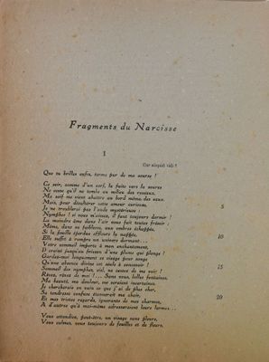 un vieux livre écrit posé sur une table