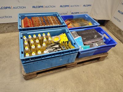une caisse bleue remplie d'articles divers, posée sur une palette