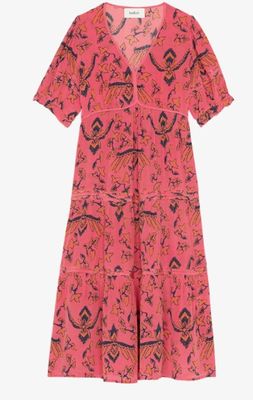une robe rose à motifs floraux et à encolure en V